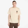 Timberland® T-shirt voor heren met ‘Carrier Slogan’-afbeelding op de rug Timberland® T-shirt voor heren met ‘Carrier Slogan’-afbeelding op de rug