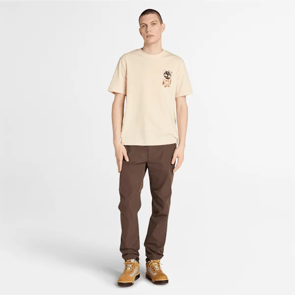 Timberland® T-shirt voor heren met ‘Carrier Slogan’-afbeelding op de rug Timberland® T-shirt voor heren met ‘Carrier Slogan’-afbeelding op de rug