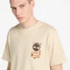 Timberland® T-shirt voor heren met ‘Carrier Slogan’-afbeelding op de rug Timberland® T-shirt voor heren met ‘Carrier Slogan’-afbeelding op de rug